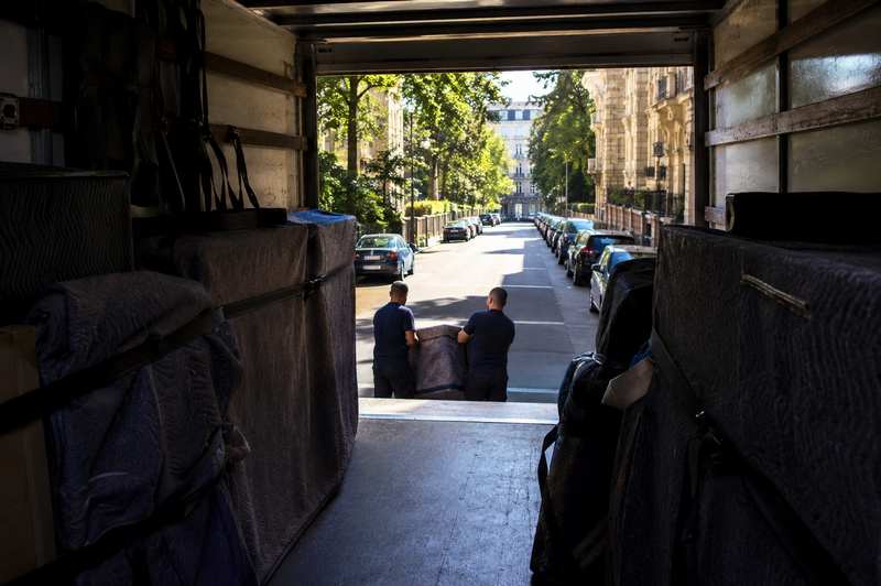 Chargement vu depuis l'intérieur d'un camion de déménagement