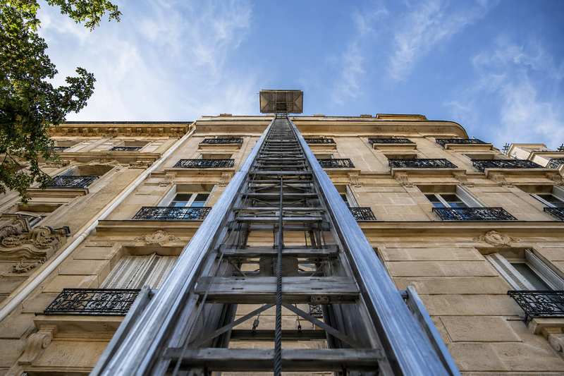 Monte-meuble déployé le long d'une façade d'immeuble
